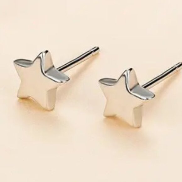 Silver Star Stud Earrings. 925 Sterling Silver. #1115 - Picture 1 of 4